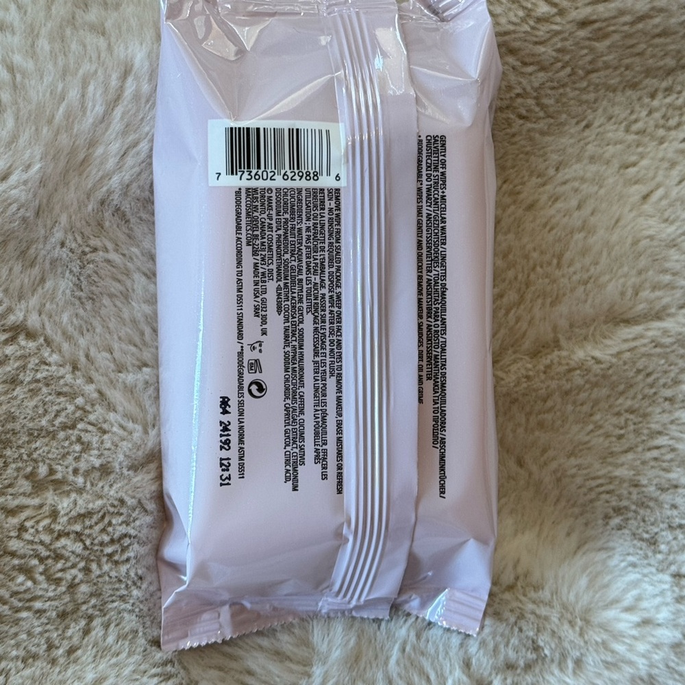 MAC Cosmetics Gentle Off Wipes - Picture 4 of 4
